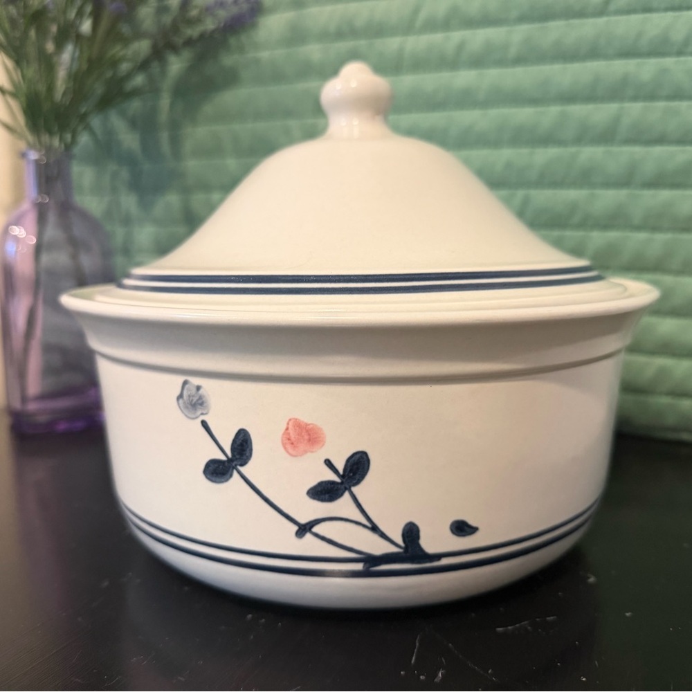 Pfaltzgraff covered casserole dish